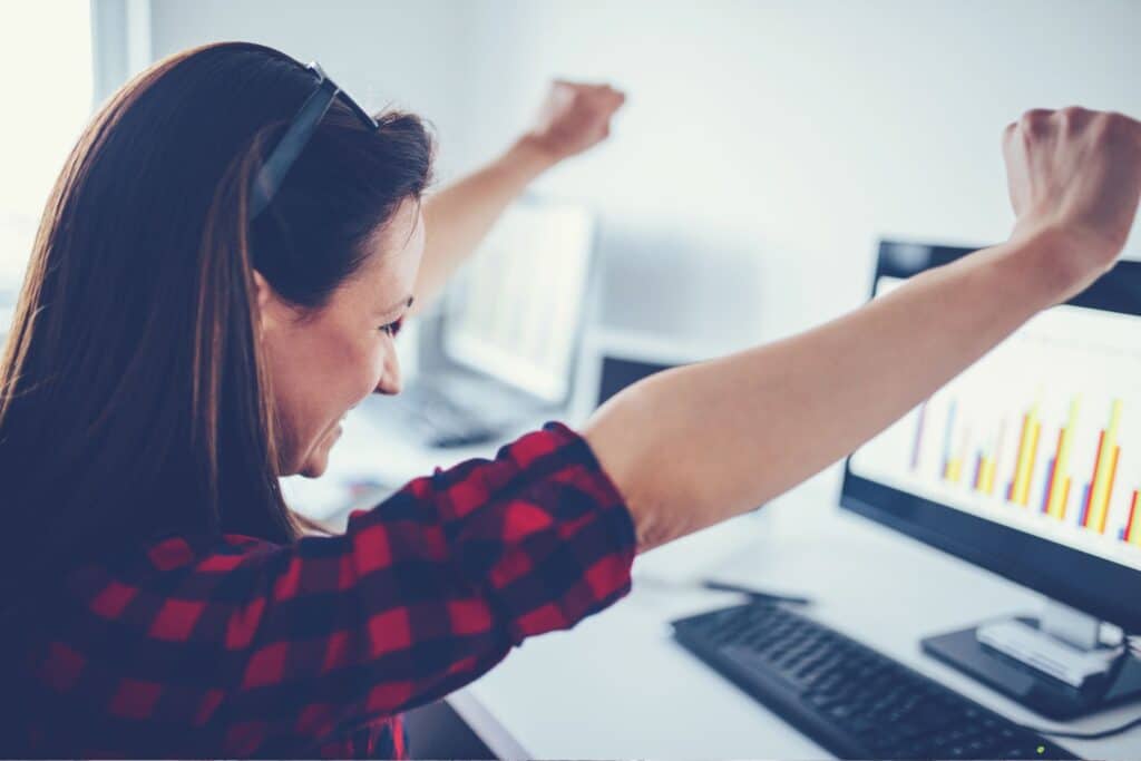 mujer feliz porque le dan subvencion+